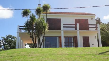 Preciosa Casa De Dos Pisos, Muy Amplia, Gran Barbacoa Y Jardín.