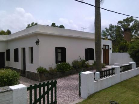 Cómoda Casa Antigua Bien Mantenida Con Amplio Jardin Muy Cuidado