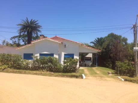 Casa De Persianas Azules, Tejas Rojas,