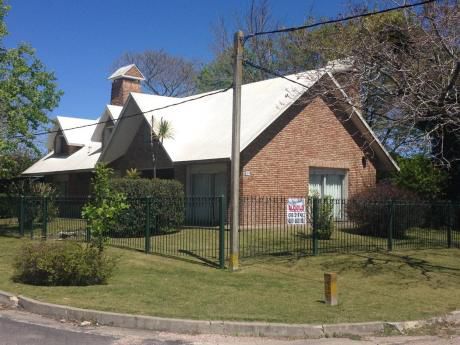 Casa Amplia Con 3 Dormitorios Y 2 Baños Con Reja Perimetral