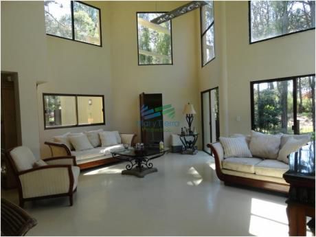 Gran Casa De 5 Dormitorios En Alquiler En Brava, Punta Del Este.