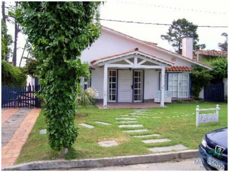 Casa En Venta, A Dos Cuadras Del Mar, Playa Mansa - Punta Del Este.