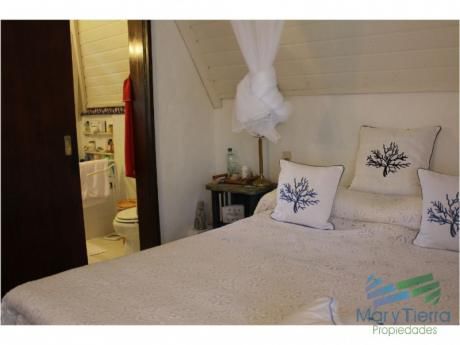 En Venta Y Alquiler... Casa En Excelente Zona, Distribuida En Dos Plantas.