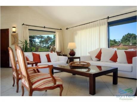 Excelente Casa Con Piscina En Alquiler En Rincon Del Indio, Playa Brava, Punta Del Este.