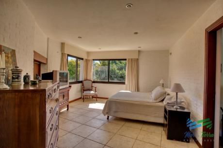 Excelente Casa Con Piscina En Alquiler En Rincon Del Indio, Playa Brava, Punta Del Este.