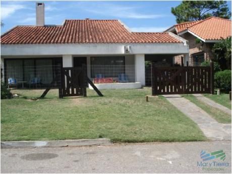 Hermosa Casa A Dos Cuadras Exactamente Del Mar, Playa Mansa!!!
