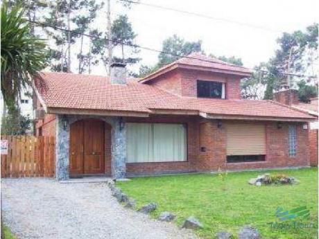 Casa En Venta. Zona De Paradas. A 600 Mts Del Mar.