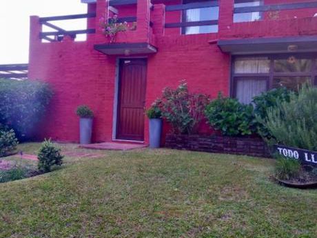 En Alquiler.. Muy Linda Casa Con Agradable Entorno Verde.