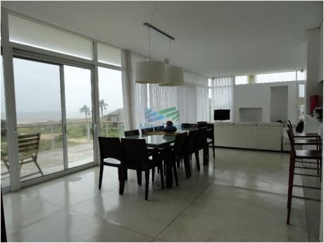 Casa En Alquiler En Primera Línea Sobre El Mar -punta Piedra- Punta Del Este