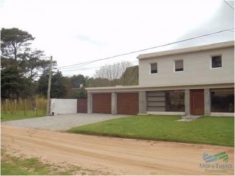 Casa De 4 Dormitorios En Alquiler Y Venta Cerca De La Playa En Rincón Del Indio, Punta Del Este.
