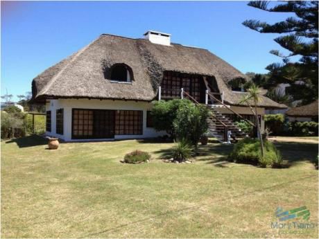 Casa En Venta Y Alquiler!!! Ubicado En Pinares A Solo 100m Del Mar