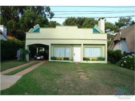 Muy Linda Casa En Alquiler, Ubicada En Rincon Del Indio.