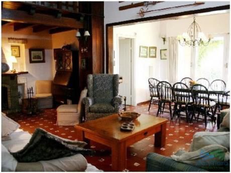 Casa En Venta. Ubicada A Cuatro Cuadras Del Mar. Cómodos Ambientes En Zona Tranquila De Punta Del Este.