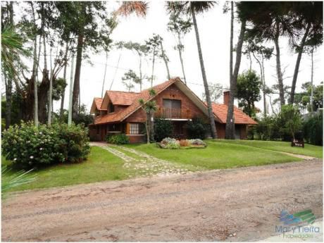 Casa En Alquiler Y Venta En Paradas De Playa Mansa, A Pocos Metros Del Mar.
