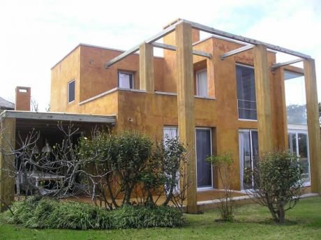 Casa Estilo Moderno Sectorizada. Parrillero Y Piscina.