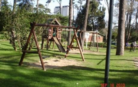 Francisco Acuña De Figueroa 100, Punta Del Este