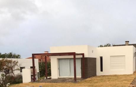 Hermosa Casa En Punta Colorada A 1 Cuadra De La Playa - A Estrenar.