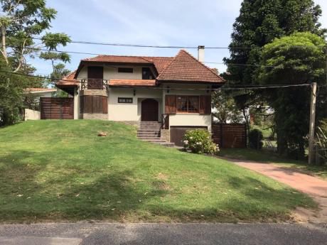 Casa 5 Dormitorios En Pinares