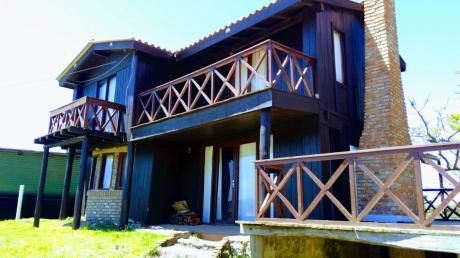 Casa Punta Del Diablo. 6 Ambientes, 2 Baños
