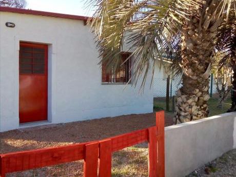 Casa De 2 Dormitorios, Cocina Comedor, Living Y Baño