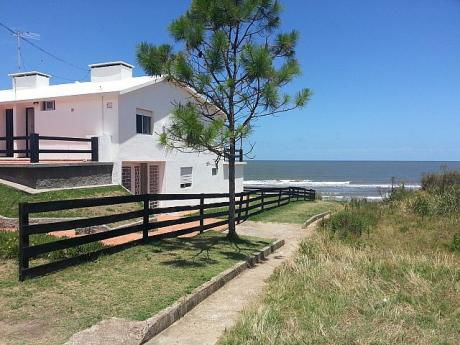 Casa De 3 Dormitorios Y Dos Baños Frente Al Mar!