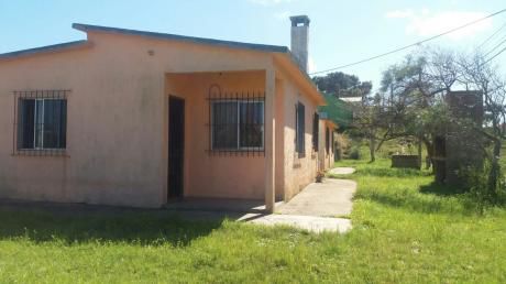 Casa De Un Ambiente, Dos Dormitorios, Baño