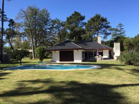 Hermoso Chalet En San Rafael Con Gran Jardín Y Piscina