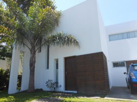 Casa En Pinares Dos Dormitorios Dos Baños Piscina Parrillero