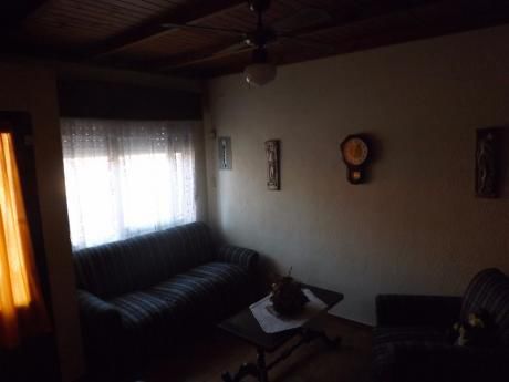 Alquilo.. Casa En El Centro De La Floresta .