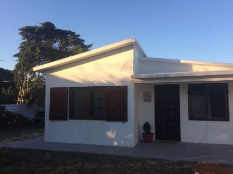 Casa De Tres Dormitorio, Un Baño A Menos De 100 Mts. Del