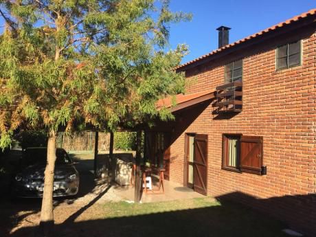Cabaña Toda Cercada En Dos Plantas