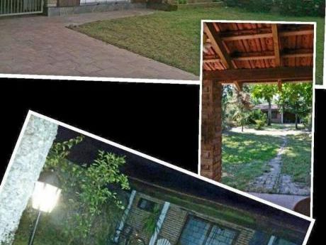 Muy Linda Casa Arbolada Tres Dormitorios, Dos Baños