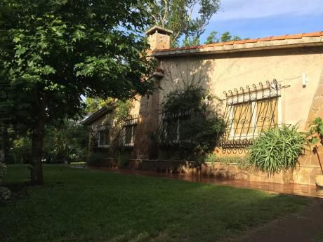 Hermoso Chalet Con Amplio Parque-jardín Con Parrillero