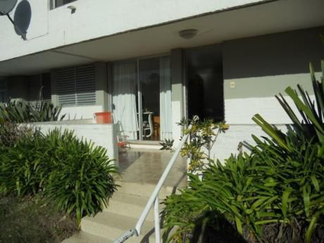 Apartamento Tipo Casa En Punta Del Este, A Pocos Metros De La Playa