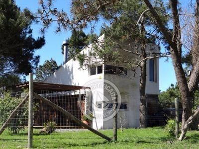 Amplia Y Luminosa De Categoría En Terreno Arbolado Y Cercado
