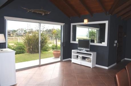Casa Frente Al Mar Con Piscina-excelente Vista- Muy Conforta