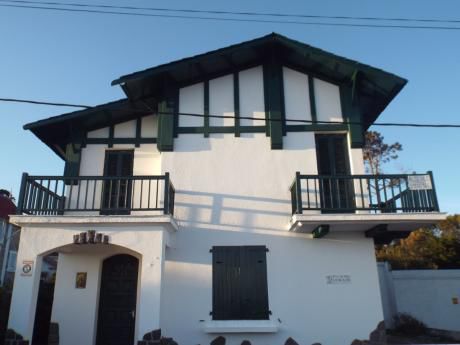 Casa Frente Al Mar, Jardín Con Parrillero Y Sombra.