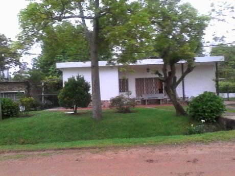 Casa De 3 Dormitorios, 1 Baño Y Fondo Con Parrillero