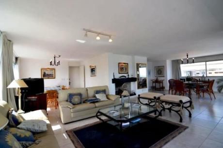Apartamento En Venta 4 Dormitorios