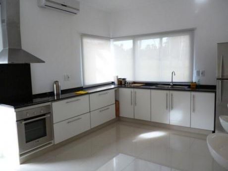 Casa En Venta 4 Dormitorios