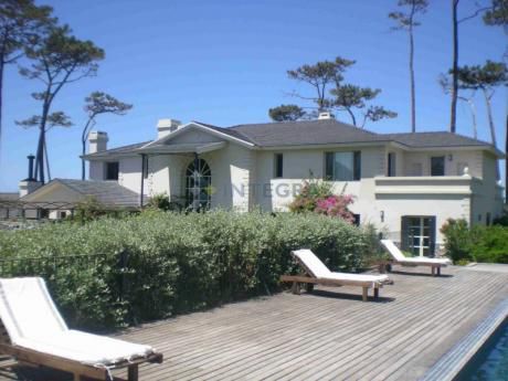 Importante Residencia En Playa Mansa, Frente Al Mar
