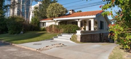 Estupenda E Iluminada Casa En Alquiler O Venta En Punta Del Este !!