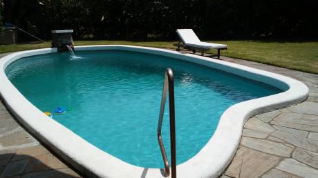 Hermosa Chalet En Excelente Ubicación Cerca De Todos Los Servicios! Con Piscina!