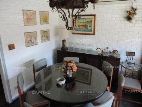 Linda Casa De Muy Buena Capacidad! En Excelente Zona!