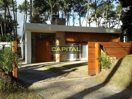 Excelente Chalet De 4 Dormitorios A Metros De La Playa Brava!