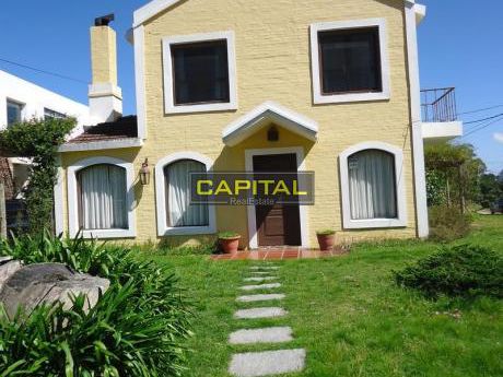 Muy Linda Casa En El Centro De La Barra