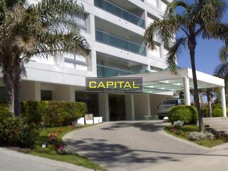 Apartamento De Dos Dormitorios En Playa Mansa