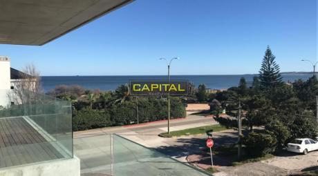 Moderno Apartamento Primera Fila Playa Mansa - 2 Dormitorios + 2 Baños