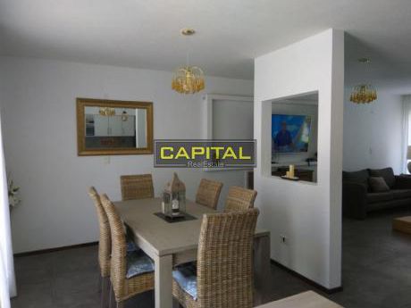 Muy Linda Y Moderna Casa Con Piscina Y Parrillero!