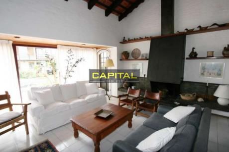 Excelente Casa A Metros Del Mar Y Del Centro De La Barra + 3 Dormitorios Y Dependencia.